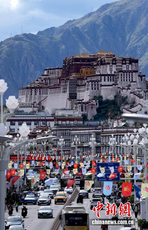 8月19日,随着西藏自治区成立60周年庆祝活动临近,拉萨氛围浓。拉萨街头,处处是张灯结彩的盛景,洋溢着一派祥和与欢腾的氛围。图为拉萨街头彩旗飘扬。 8月19日,随着西藏自治区成立60周年庆祝活动临近,拉萨氛围浓。拉萨街头,处处是张灯结彩的盛景,洋溢着一派祥和与欢腾的氛围。图为拉萨街头彩旗飘扬。