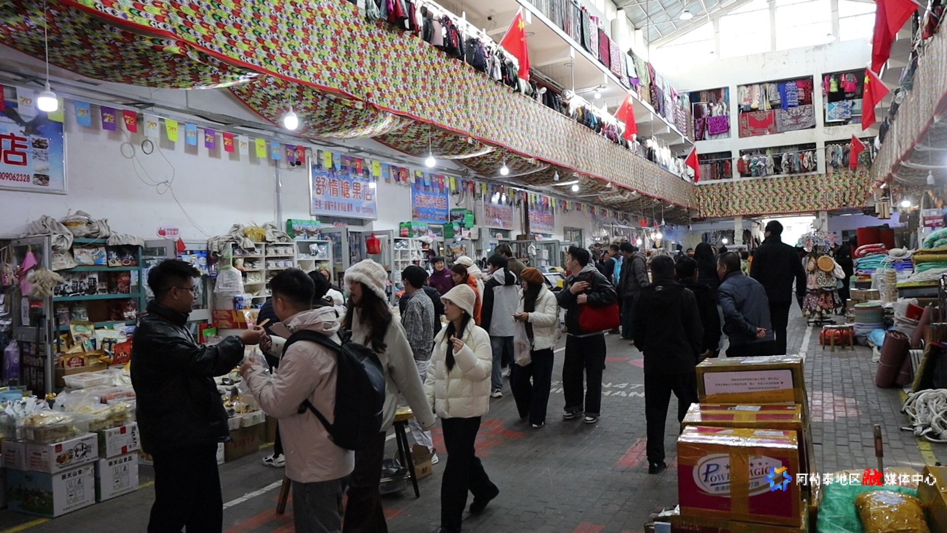 金山市场前来购物的人络绎不绝