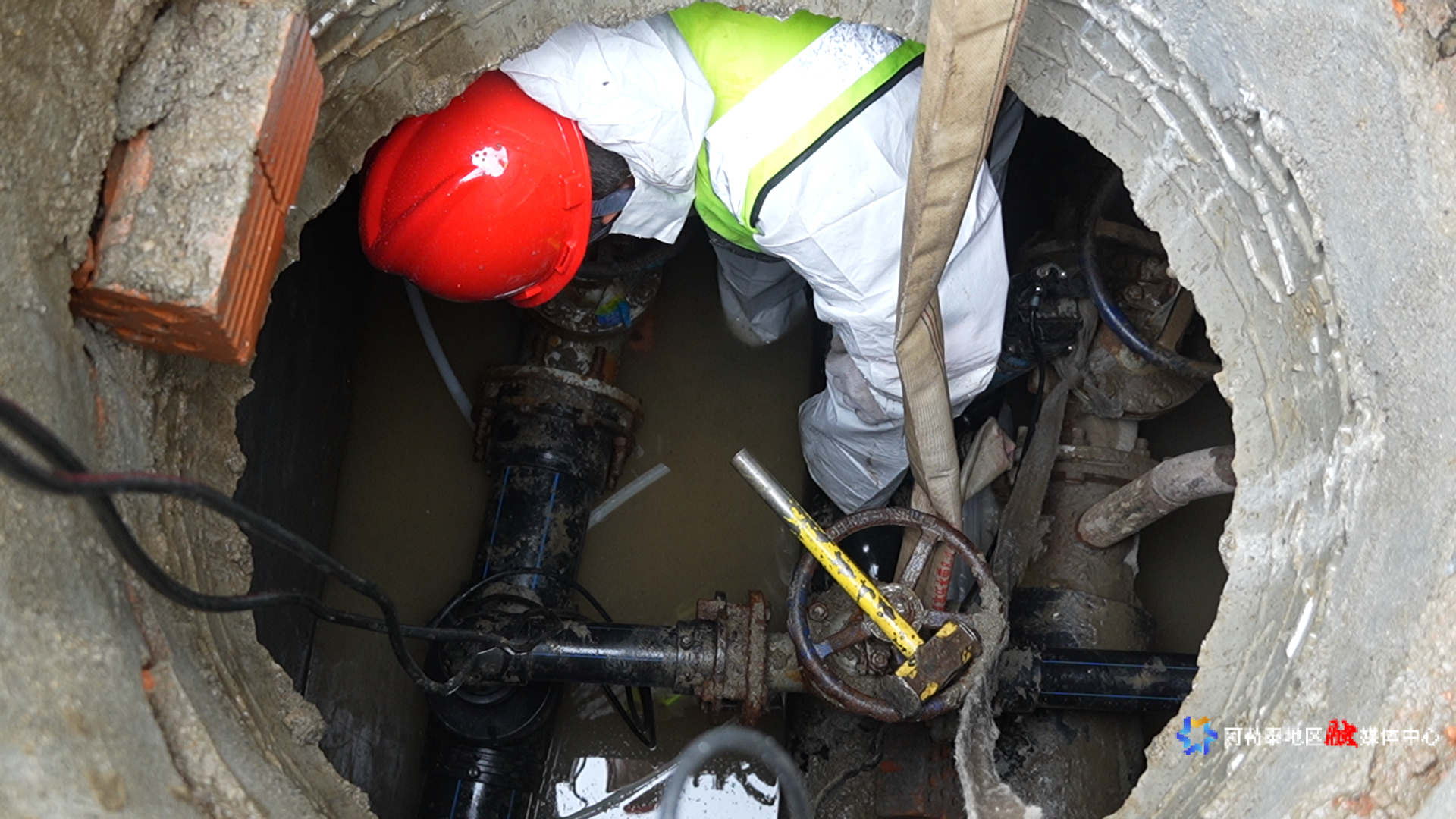 工作人员排查管道破损情况。